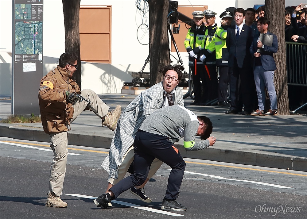 실전 같은 '인질' 연기 중인 개그맨 김영철 개그맨 김영철씨가 20일 오전 제72주년 경찰의 날을 맞아 서울 광화문광장에서 열린 경찰특공대 납치테러 구출시범에 인질로 참가해 실제와 같은 연기를 선보이고 있다.