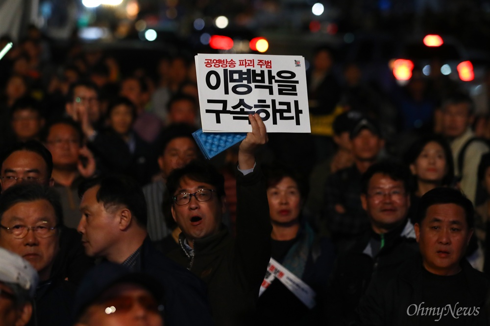  28일 오후 서울 광화문광장에서 촛불집회 1주년 집회 '촛불은 계속된다'가 열리고 있다.