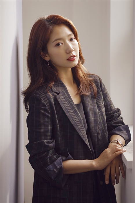  영화 <침묵>에서 '정의로운 변호사' 최희정 역을 맡은 배우 박신혜