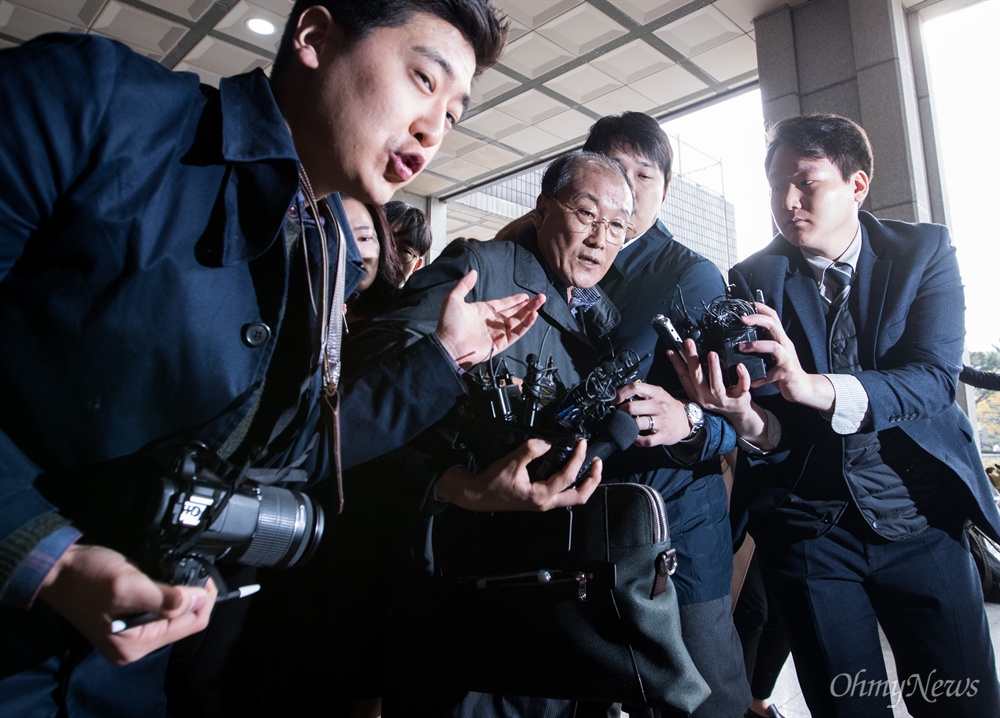  김재철 전 MBC사장이 6일 오전 서울 서초구 서울중앙지검에  피의자 신분으로 조사를 받기 위해 출석하고 있다.
