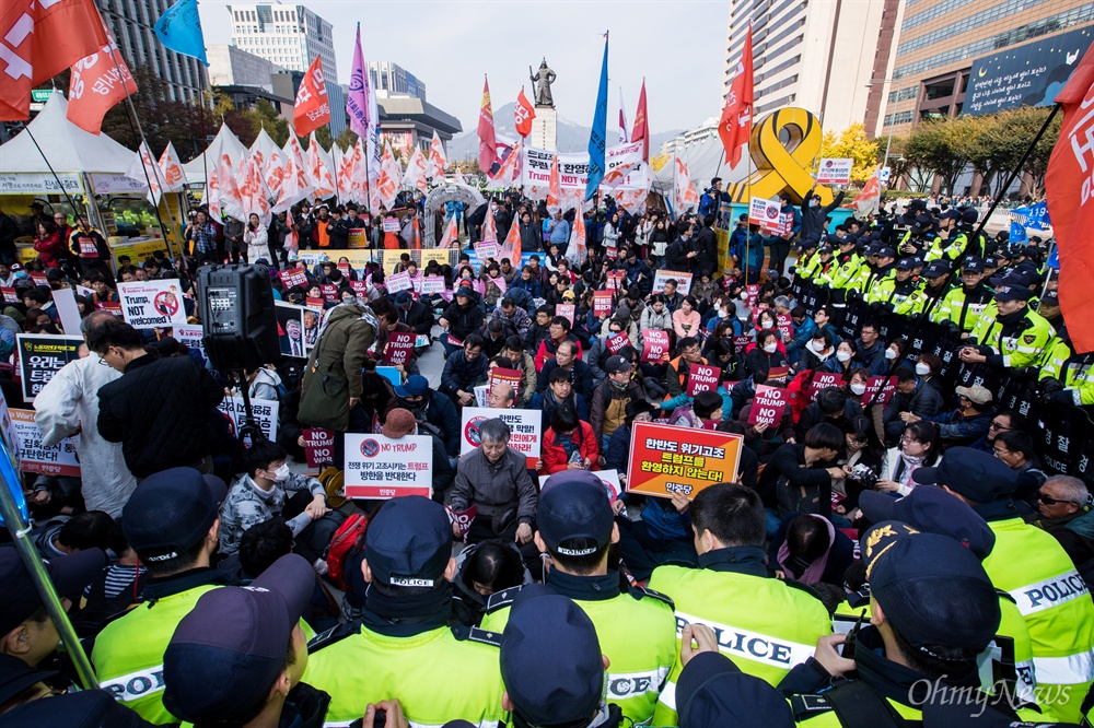  트럼프 미국 대통령이 방한한 7일 오후 트럼프 일행을 태운 차량이 청와대로 갈 때 지나갈 예정인 서울 광화문광장에서 방한 규탄 시위가 열리고 있다. 