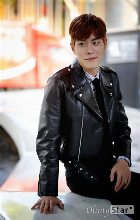 홍종현, 데뷔 10주년 데뷔 10주년을 맞은 배우 홍종현이 8일 오후 서울 청담동의 한 카페에서 포즈를 취하고 있다.

 