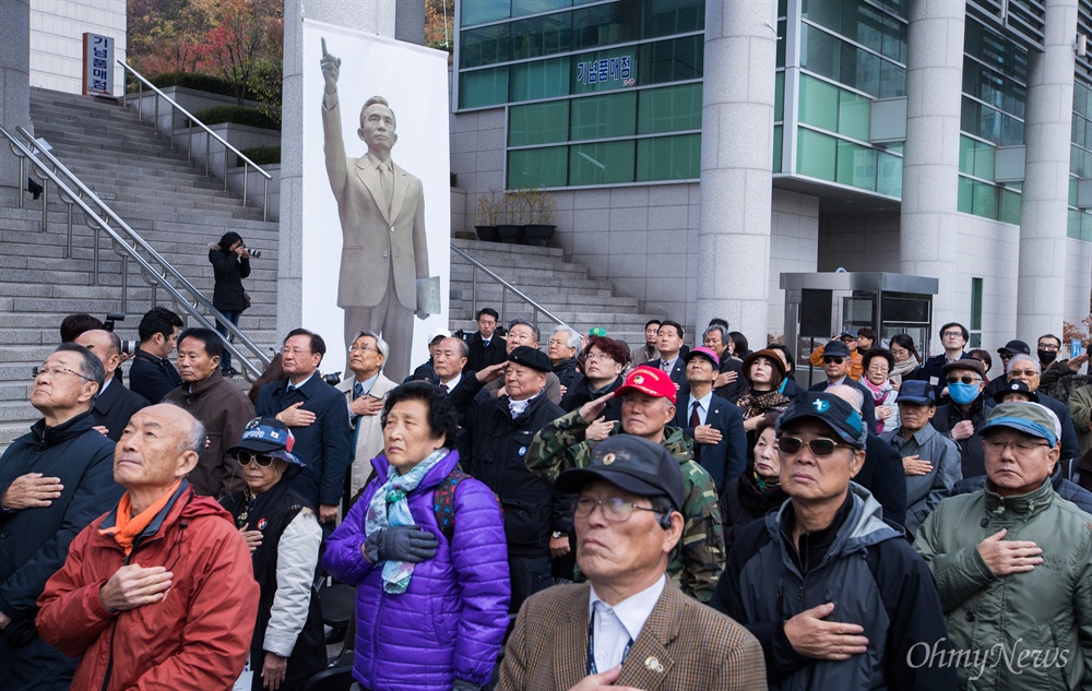  13일 오전 서울 마포구 박정희대통령기념도서관 앞에서 박정희 전 대통령 동상 기증식이 열리고 있다. 