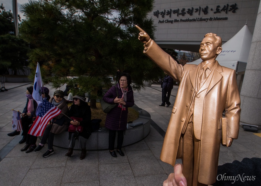  13일 오전 서울 마포구 박정희대통령기념도서관 앞에서 박정희 전 대통령 동상 기증식에서 박정희대통령기념재단에 전달된 소형 박정희 동상의 모습.