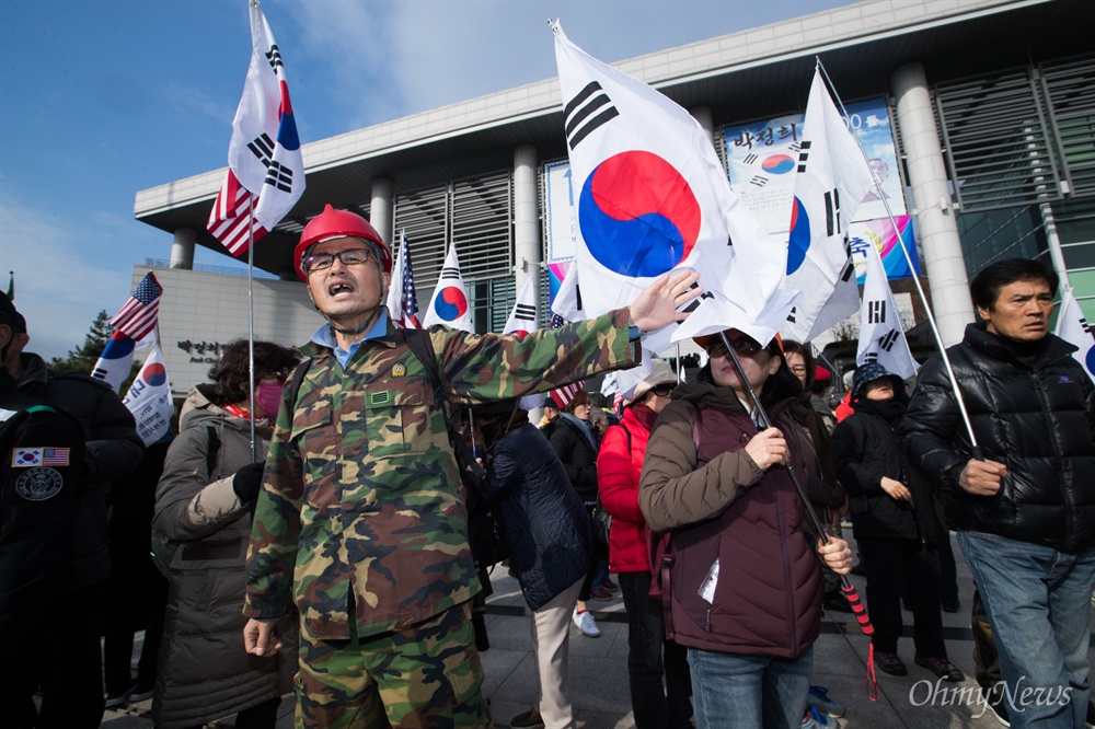  13일 오전 서울 마포구 박정희대통령기념도서관 앞에서 박정희 전 대통령 동상 기증식이 열리고 있다. 