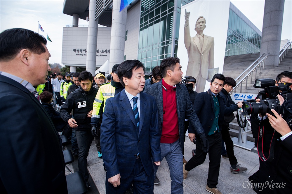  마포 갑 지역구인 노웅래 더불어민주당 의원이 13일 오전 서울 마포구 박정희대통령기념도서관에서 동상 설치에 관련한 입장을 전달을 위해 방문 했으나 보수단체 회원들이 저지하고 있다.