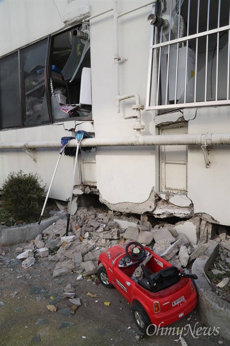 붕괴된 아파트 하단 15일 발생한 규모 5.4 지진으로 경북 포항시 북구 흥해읍 대성아파트의 건물 외벽 하단이 붕괴되어 있다. 