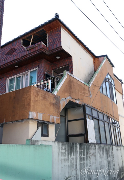 위태로운 건물  규모 5.4 지진 발생 이틀째인 16일 경북 포항시 북구 흥해읍 한 주택의 외벽이 무너져 있다. 