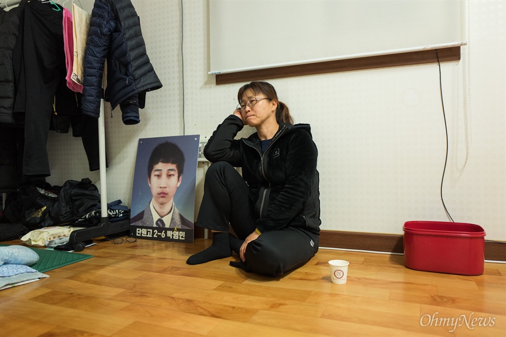  세월호 미수습자 박영인군 엄마 김선화씨가 숙소에서 아들 사진을 옆에 두고 앉아 있다.