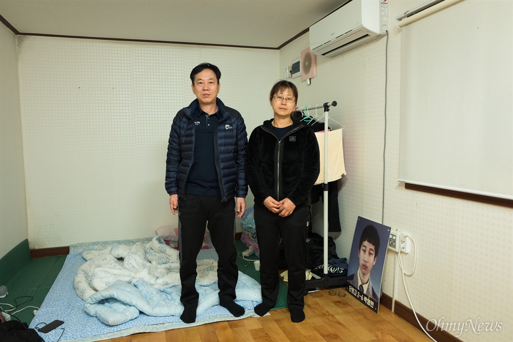  세월호 미수습자 박영인군 가족 박정순(오른쪽), 김선화씨는 아들의 장례를 치른 후 진도와 목포에서 머무른 컨테이너 하우스를 떠난다. 