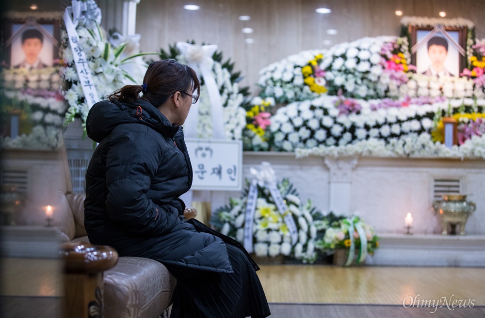  20일 오전 경기도 안산 제일장례식장에서 세월호 미수습자 발인이 엄수되고 있다. 