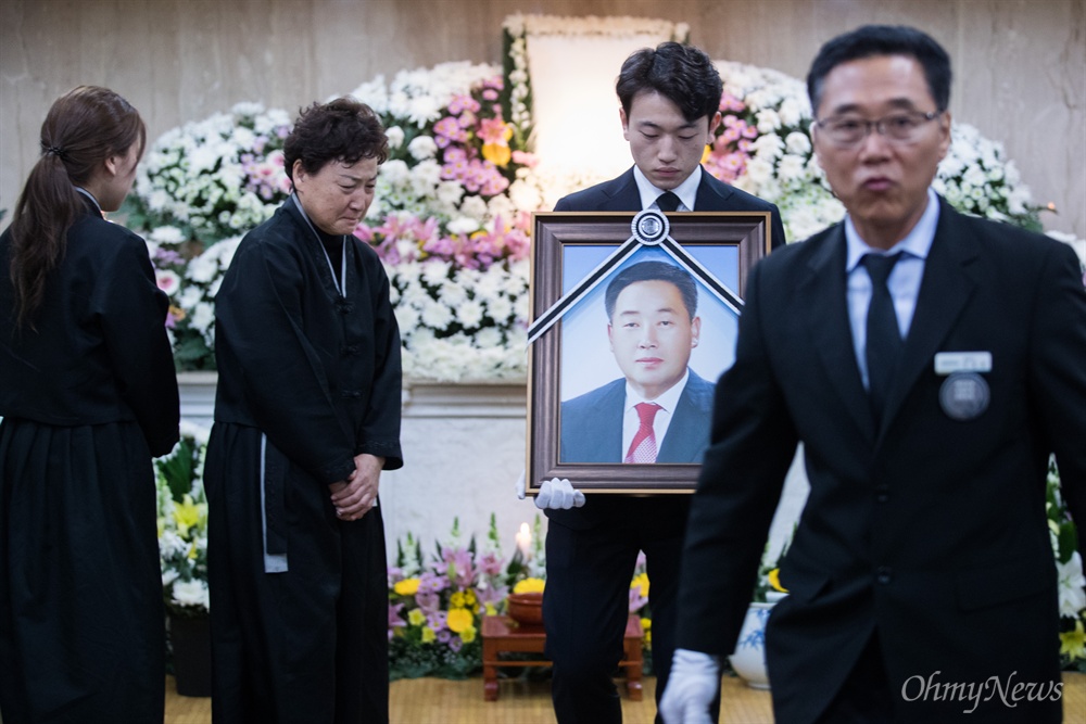  20일 오전 경기도 안산 제일장례식장에서 세월호 미수습자 양승진 선생님의 발인이 엄수되고 있다. 