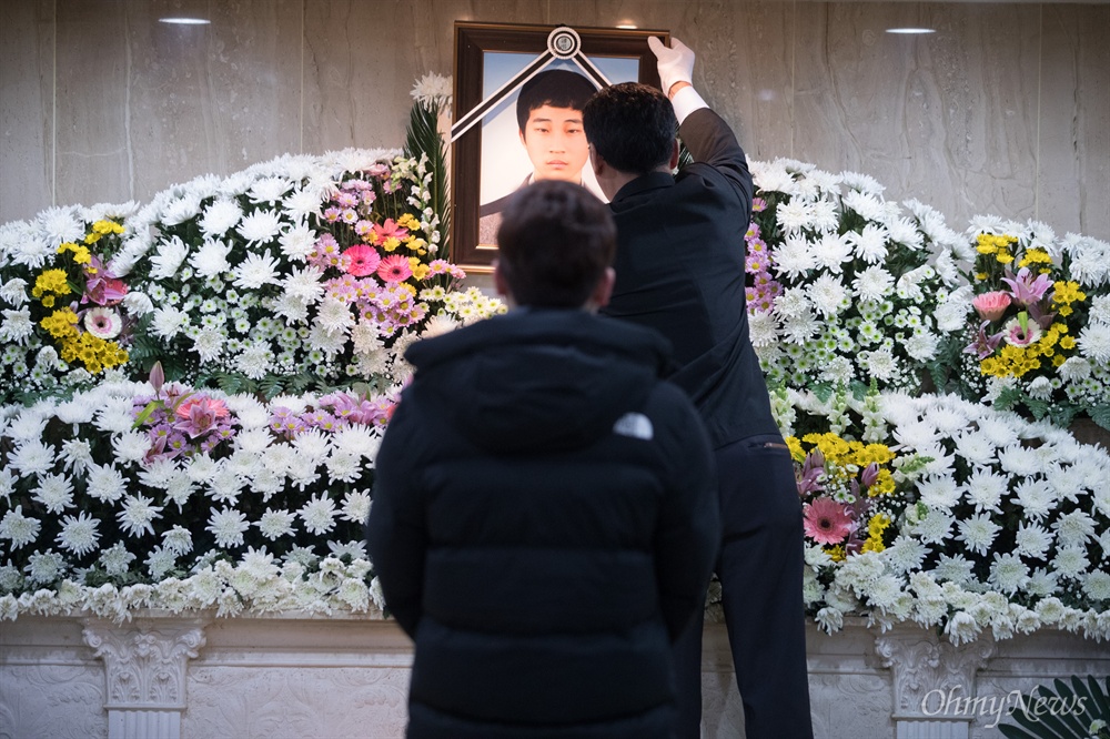  20일 오전 경기도 안산 제일장례식장에서 세월호 미수습자 발인이 엄수되고 있다. 
