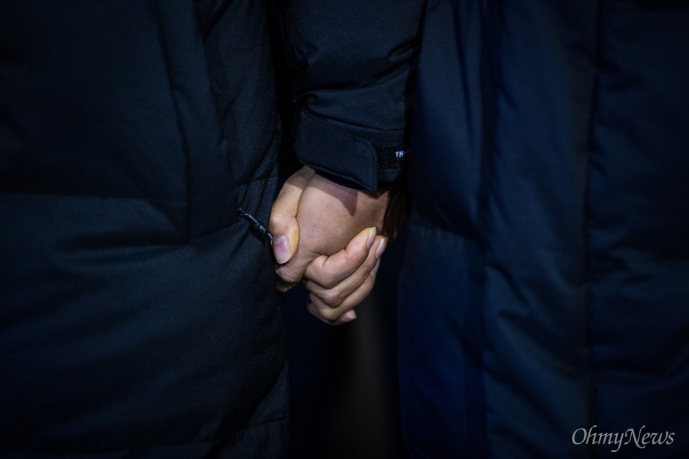  20일 오전 경기도 안산 제일장례식장에서 세월호 미수습자 발인이 엄수되는 동안 남현철군의 부모 남경원, 박상미씨가 손을 잡고 있다. 