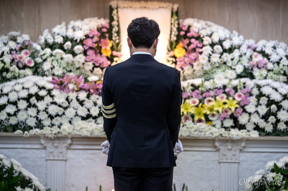  세월호 단원고 미수습자 양승진 선생님의 아들 양지웅씨가 20일 오전 경기도 안산 제일장례식장 빈소에서 양 선생님의 영정을 받아 들고 있다. 
