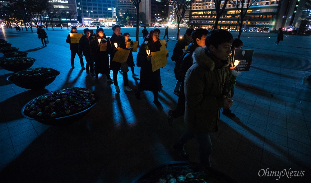  특성화고등학생 권리 연합회 회원들이 23일 오후 서울 시청 앞에서 제주현장실습에서 사망사고로 숨진 고3 고 이민호군의 추모식을 열고 있다.