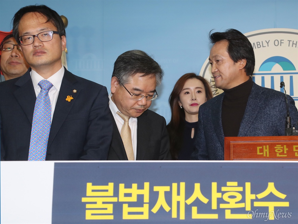 "최순실 재산환수!" 함께한 박주민 의원  국민재산되찾기운동본부가 30일 오전 서울 여의도 국회 정론관에서 국정농단 행위자 최순실 불법재산 환수 특별법 제정을 촉구하는 기자회견을 하고 있다. 이 자리엔 더불어민주당 안민석·박주민 의원과 안원구 전 대구지방국세청장 등이 참석했다. 