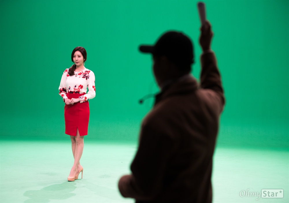  MBC 양승은 아나운서가 11월 31일 오전 서울 마포구 상암MBC 스튜디오에서 <출발 비디오여행> 녹화를 하고 있다.
