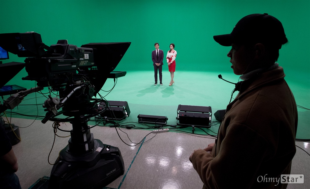  서인, 양승은 아나운서가 11월 31일 오전 서울 마포구 상암MBC 스튜디오에서  <출발 비디오여행> 녹화를 하고 있다.