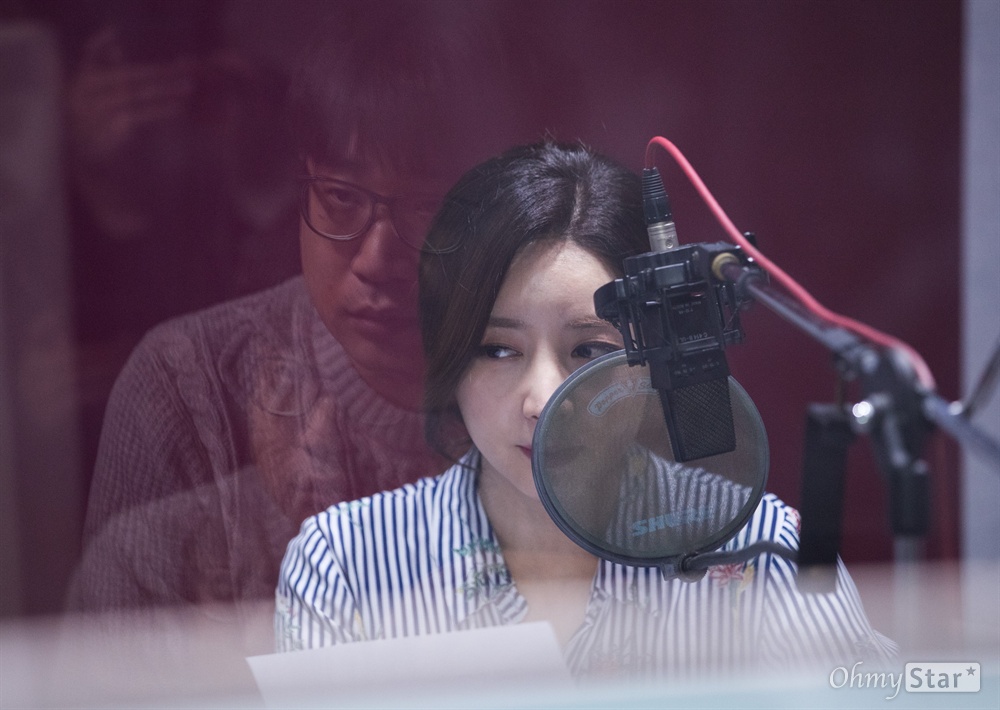  MBC 양승은 아나운서가 11월 30일 서울 마포구 상암동에 있는 한 녹음실에서 MBC 장수 프로그램 <출발 비디오여행>의 목소리 녹음을 하고 있다.