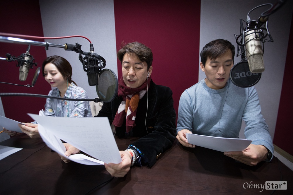  서인 아나운서, 개그맨 김경식, 양승은 아나운서가 11월 30일 서울 마포구 상암동에 있는 한 녹음실에서 MBC 장수 프로그램 <출발 비디오여행>의 목소리 녹음을 하고 있다.
