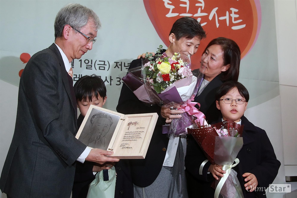 리영희상 수상한 이용마 MBC 해직기자  이용마 MBC 해직기자가 1일 오후 서울 마포구 <한겨레신문> 청암홀에서 열린 제5회 리영희상 시상식에 참석해 상을 수상한 뒤 박영선 더불어민주당 의원에게 축하 꽃다발을 받고 있다.