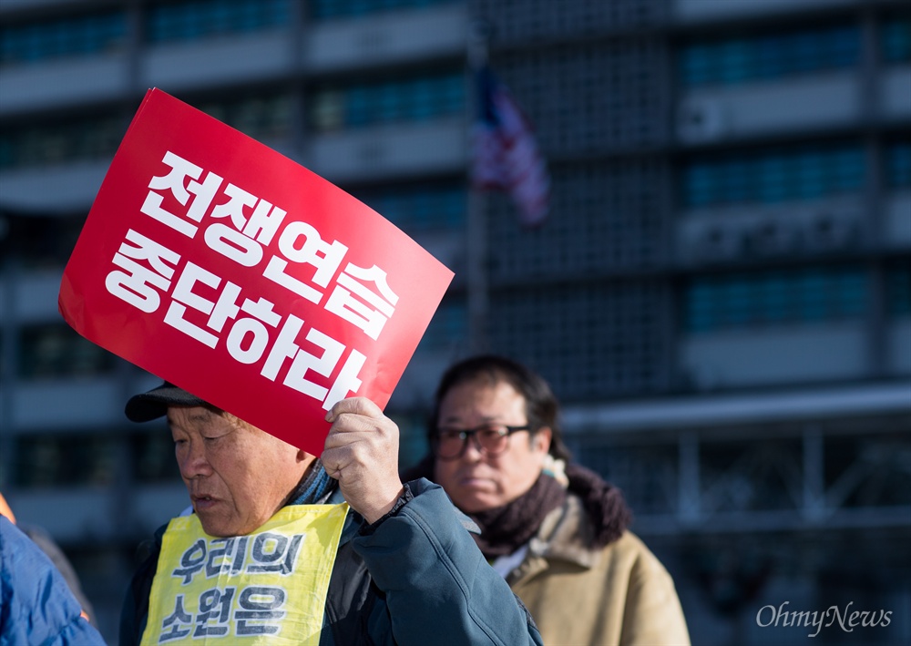  전쟁반대평화실현국민행동 회원들이 4일 오전 서울 광화문광장 미대사관 맞은편에서 기자회견을 열고 한미연합 공군훈련 '비질런트 에이스' 중단을 촉구하고 있다.  