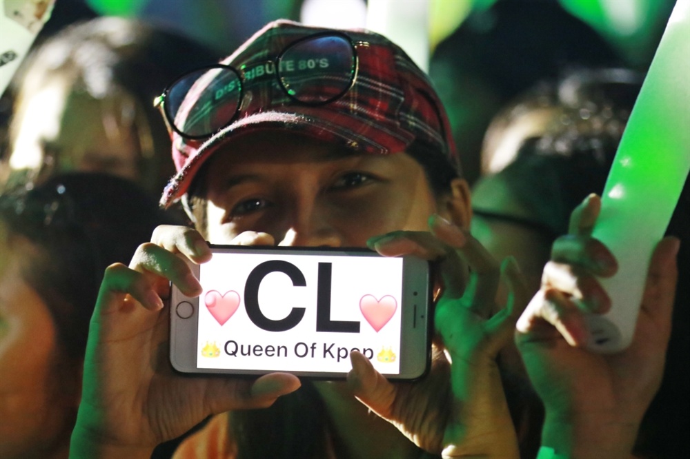  캄보디아 현지 팬이 '케이팝의 여왕, 씨엘'이라는 응원 문구를 들고 있는 모습.