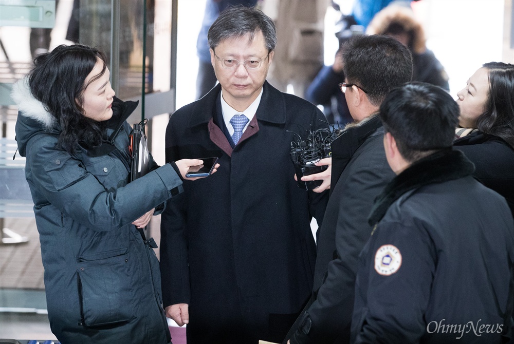  우병우 전 청와대 민정수석이 14일 오전 서울 서초구 서울중앙지법에서 영장실질심사를 받기 위해 출석하고 있다. 