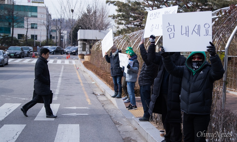  우병우 전 청와대 민정수석이 영장실질 심사를 받는 14일 오전 서울 서초구 서울중앙지법에서 앞에서 우 전 수석 지지자들이 응원 피켓을 들고 있다.