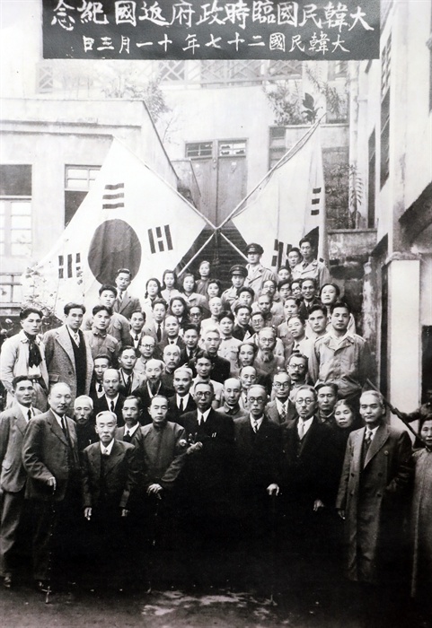 대한민국 임시정부 요인들이 충칭 청사에서 광복을 기뻐하며 조국으로 돌아가기 20일 전 찍은 기념사진이다.

