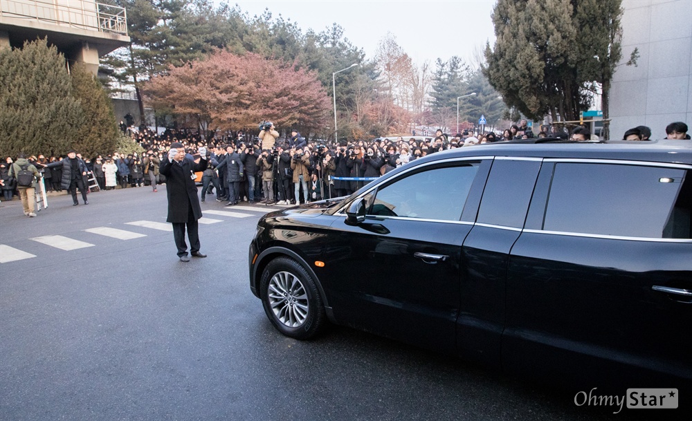  21일 오전 서울 강동구 서울아산병원에서 샤이니 멤버 고 종현의 운구차가 장례식장을 빠져나가며 팬들 앞을 지나고 있다.