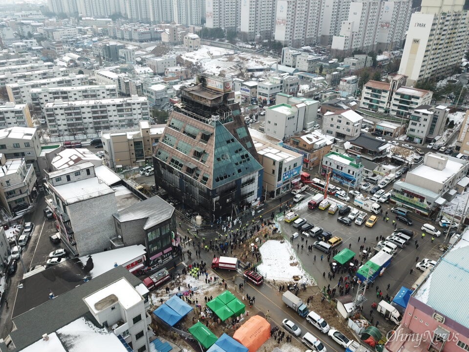 29명 사망 참사 발생한 제천 스포츠센터 지난 21일 발생한 화재로 29명의 사망자가 발생한 충북 제천시 하소동의 8층규모 스포츠센터.