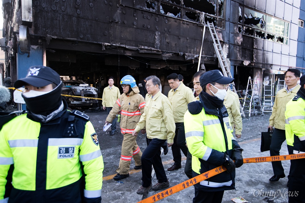  지난 21일 오후 충북 제천 스포츠센터에서 발생한 화재로 29명이 사망하는 참사가 발행한 가운데, 문재인 대통령이 22일 오후 참사 현장을 방문하고 있다. 