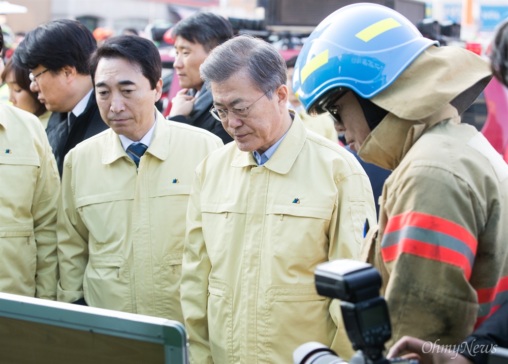  지난 21일 오후 충북 제천 스포츠센터에서 발생한 화재로 29명이 사망하는 참사가 발행한 가운데, 문재인 대통령이 22일 오후 참사 현장을 방문하고 있다. 