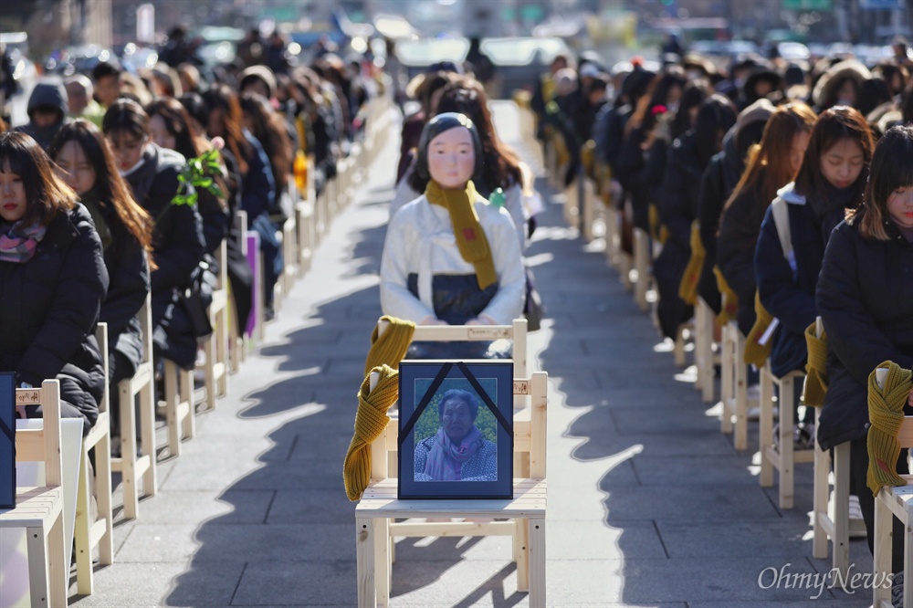 '빈 의자에 새긴 약속' 27일 오후 서울 광화문 광장에서 위안부 피해자를 추모하며 300개의 의자에 헌화를 하는 '빈의자에 새긴 약속' 퍼포먼스가 진행 되고 있다.