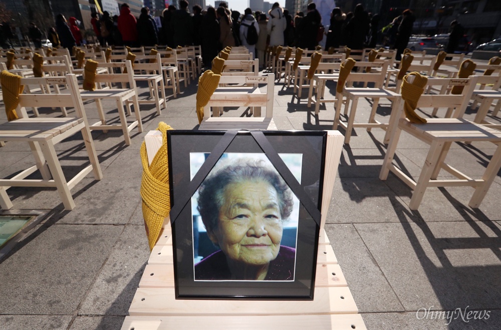  27일 오후 서울 광화문 광장에서 위안부 피해자를 추모하며 300개의 의자에 헌화를 하는 '빈의자에 새긴 약속' 퍼포먼스가 진행 되고 있다.