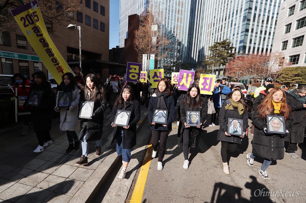  27일 오후 서울 광화문 광장에서 위안부 피해자를 추모하며 300개의 의자에 헌화를 하는 '빈의자에 새긴 약속' 퍼포먼스가 진행 되고 있다.