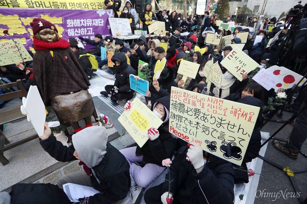  27일 오후 서울 광화문 광장에서 위안부 피해자를 추모하며 300개의 의자에 헌화를 하는 '빈의자에 새긴 약속' 퍼포먼스가 진행 되고 있다.