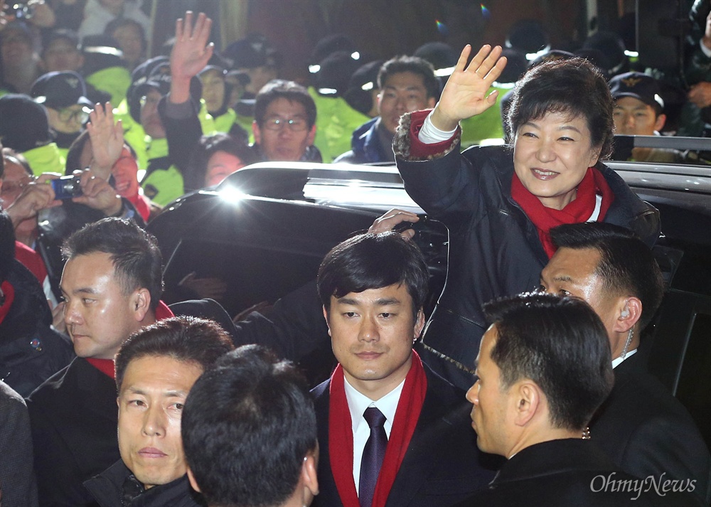  박근혜 새누리당 대통령 후보가 19일 밤 당선이 유력하자 여의도 당사를 방문한 뒤 광화문으로 떠나기 전 인사하고 있다.