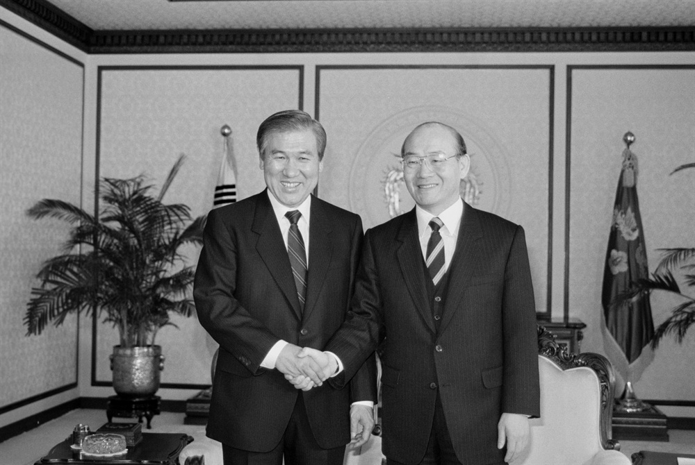  1988년 1월 5일, 전두환 당시 대통령이 노태우 차기 대통령의 예방을 받고 새해 인사를 나누며 악수하고 있다. 