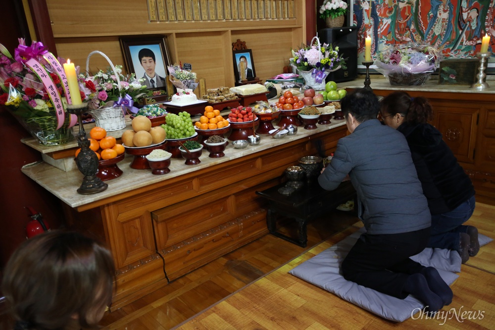 생일 맞은 아들의 제사상 세월호 미수습자 박영인 군의 부모인 박정순, 김선화 씨가 박 군의 49재가 열린 5일 오후 경기 시흥 대각사 대웅전에서 아들 영정 앞에 차를 올리고 있다. 