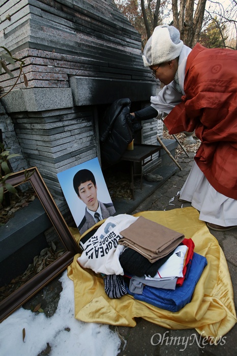 박영인 군의 유품 세월호 미수습자 박영인 군의 49재가 열린 5일 오후 경기 시흥 대각사에서 스님이 고인의 유품을 태우고 있다. 