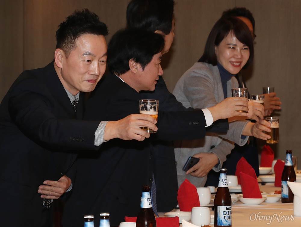 '건배'하는 정봉주  정봉주 전 의원이 8일 오후 서울 여의도의 한 중식당에서 열린 정 전 의원 복권 환영 만찬에서 참석자들과 건배하고 있다. 