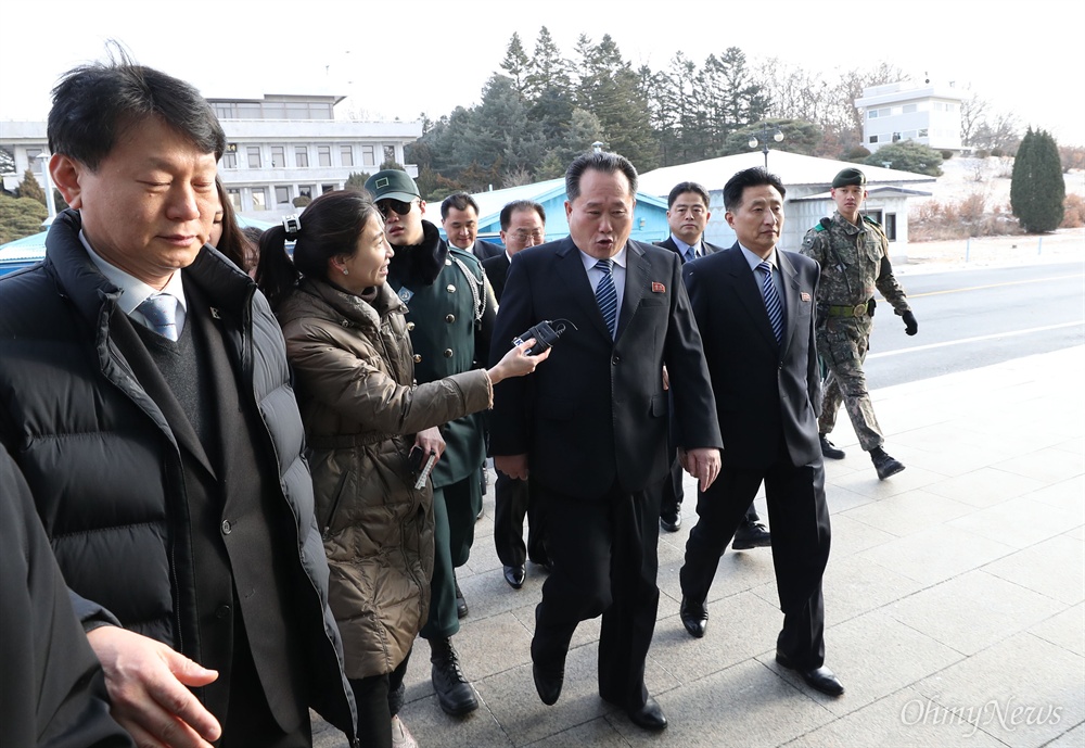 남측 기자 질문받는 북측 리선권 위원장 남북고위급 회담이 열린 9일 오전 리선권 조국평화통일위원회 위원장 등 북측 대표단이 판문각을 나와 평화의 집으로 이동하며 남측 기자의 질문을 받고 있다.