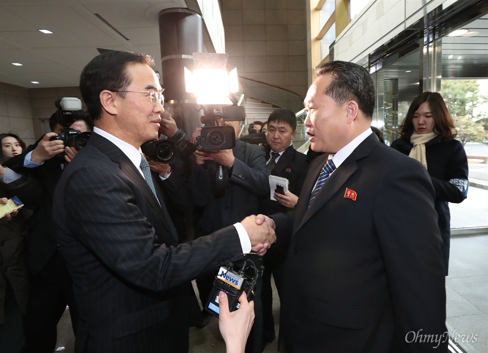 리선권 맞이하는 조명균 9일 오전 판문점 남측 평화의 집에서 열린 남북 고위급회담에서 조명균 통일부 장관을 비롯한 남측 대표단이 리선권 조국평화통일위원회 위원장을 비롯한 북측 대표단을 영접하고 있다. 