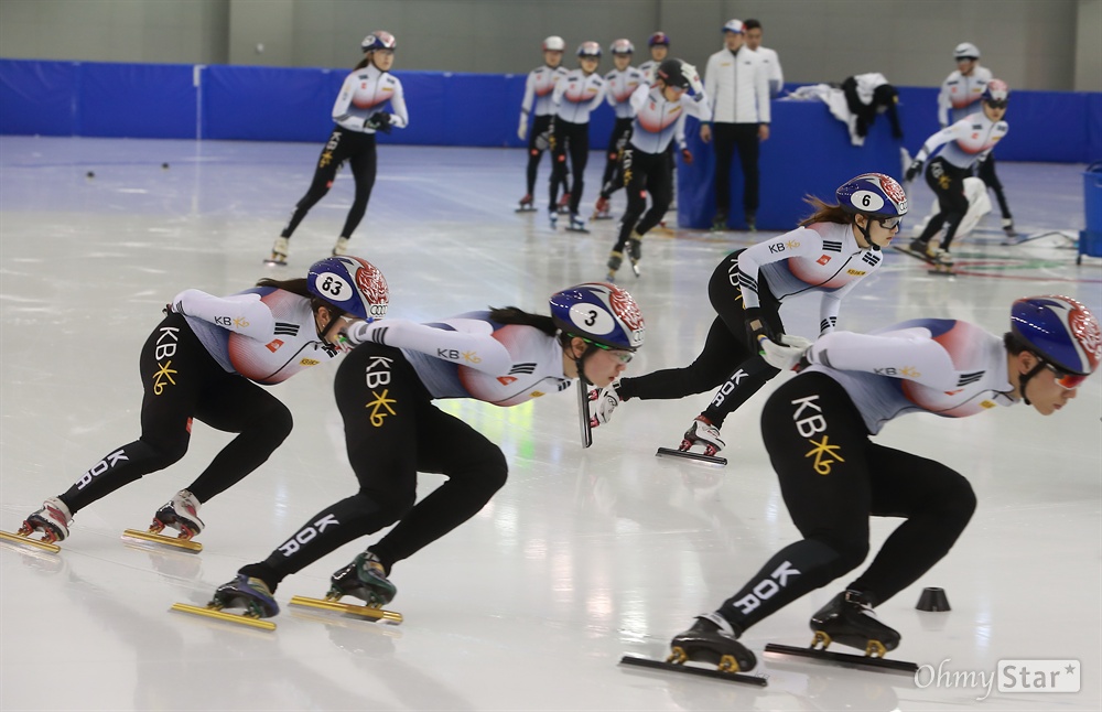  10일 오후 충북 진천 국가대표선수촌에서 ‘2018 평창동계올림픽 G-30 미디어데이’가 열렸다. 쇼트트랙 선수들이 빙상장에서 훈련에 열중하고 있다.