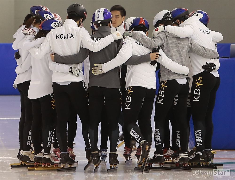  10일 오후 충북 진천 국가대표선수촌 빙상장에서 평창동계올림픽을 앞둔 남녀 쇼트트랙 선수들이 연습을 하기 전 어깨동무를 하며 각오를 다지고 있다.