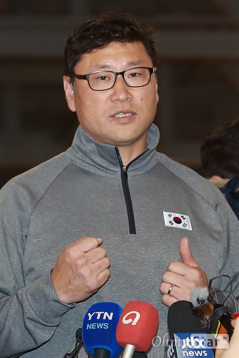  남자 아이스하키 백지선 감독이 10일 오후 충북 진천 국가대표선수촌에서 열린 평창동계올림픽대회 G-30 미디어데이 행사에서 인터뷰를 하고 있다.