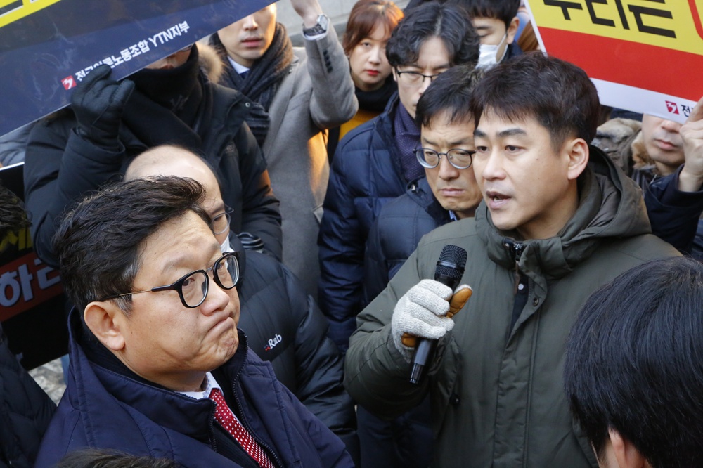 2018년 1월, 언론노조 YTN지부가 서울 상암동 YTN 사옥에서 최남수 사장 출근 저지 투쟁을 벌이고 있다.   